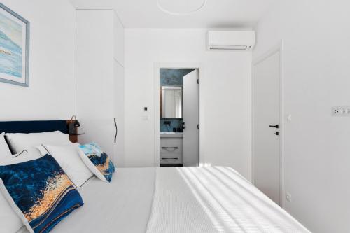 Hektor apartment with sea view terrace and garage - Tap to explore photos