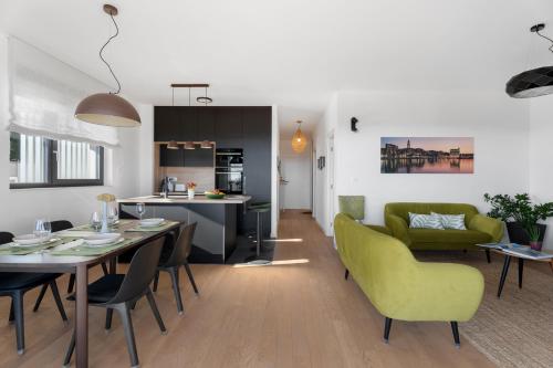 Hektor apartment with sea view terrace and garage, Split (Foto 5)