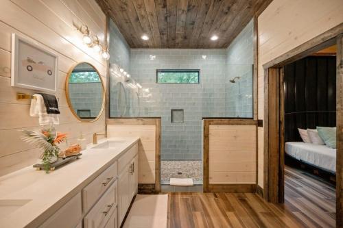 New Cabin w Hot Tub + Views Sleeps 12