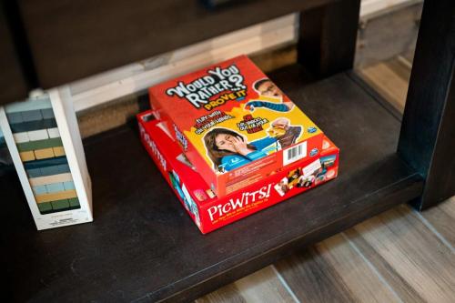 New Cabin w Hot Tub + Views Sleeps 12