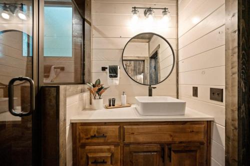 New Cabin w Hot Tub + Views Sleeps 12