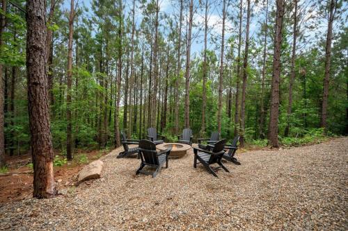 New Cabin w Hot Tub + Views Sleeps 12