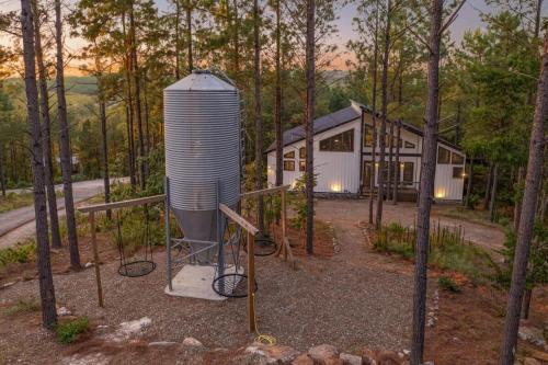 New Cabin w Hot Tub + Views Sleeps 12