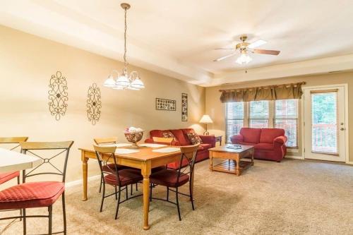 Branson Condo at Stonebridge Golf Resort with Pool and Wi-Fi close to Silver Dollar City and 76 Branson Condo at Stonebridge Golf Resort with Pool and Wi-Fi close to Silver Dollar City and 76