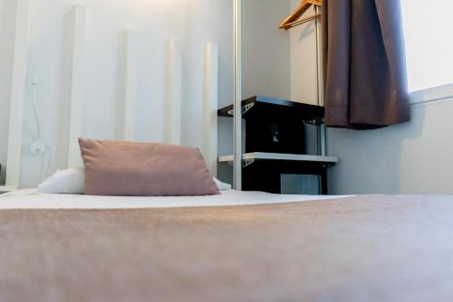Single Room with Private Bathroom image 7