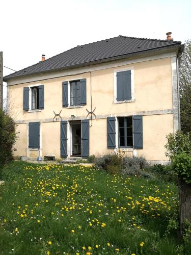 Maison de famille piscine et vue gîte à louer Test-Milon