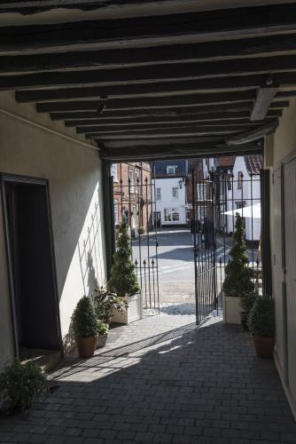 Black Lion Court - image 6