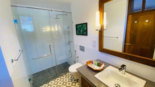 Twin Room with Balcony image 1