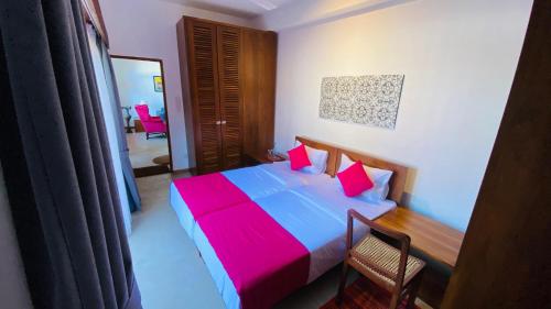 Twin Room with Balcony image 4