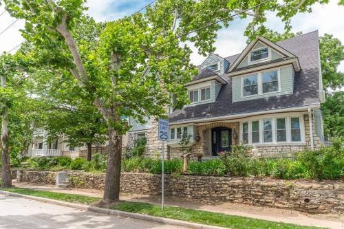 Grand Mansion: 6BR, 5.5BA Near Top KC Attractions