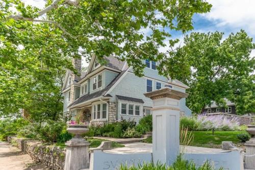 Grand Mansion: 6BR, 5.5BA Near Top KC Attractions