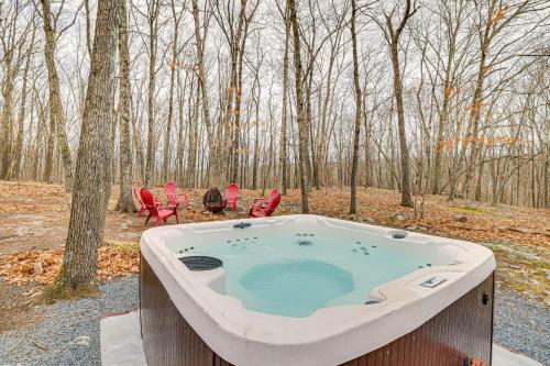 East Stroudsburg Retreat with Game Room and Fire Pit! in East Stroudsburg, USA