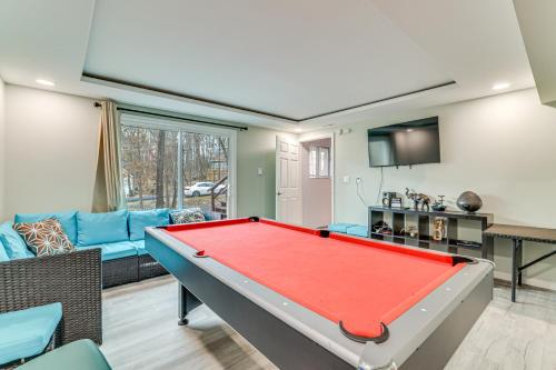 East Stroudsburg Retreat with Game Room and Fire Pit! in East Stroudsburg, USA