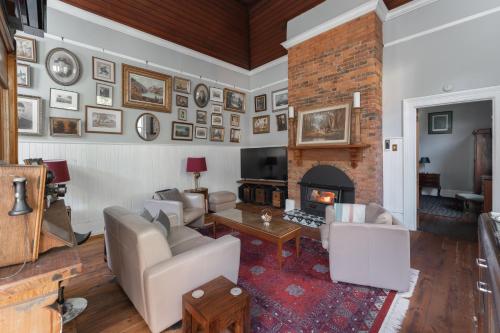 Derby Bank House- Heritage listed two bedroom old school B&B suite or a self contained cabin