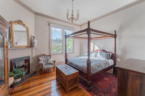 Derby Bank House- Heritage listed two bedroom old school B&B suite or a self contained cabin