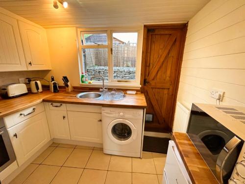 Crown Cottage - Charming 2 Bed Cottage Room Type - Two-Bedroom House Crown Cottage - Charming 2 Bed Cottage Room Type - Two-Bedroom House