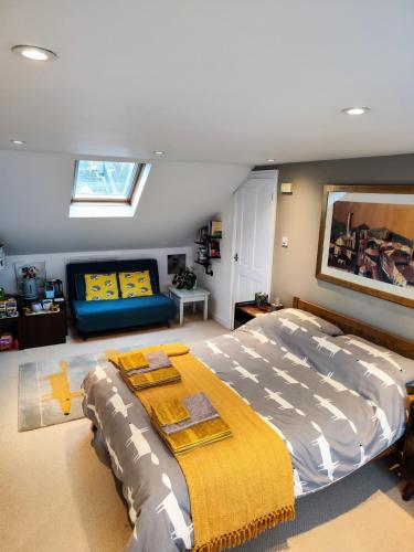 Large light loft room - en suite - Accommodation - Brighton & Hove