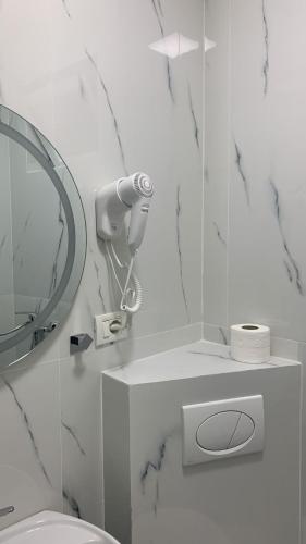 Twin Room with Bathroom image 4