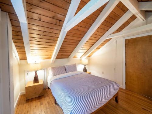Berkshire Vacation Rentals: Loft Style Cabin In West Stockbridge Book Now