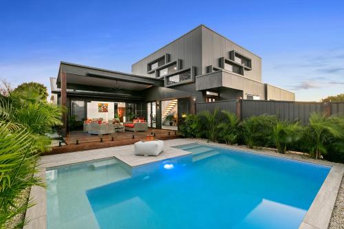 Modern Luxury Pool Oasis
