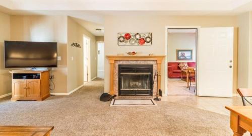 Branson Condo at Stonebridge Golf Resort with Pool and Wi-Fi close to Silver Dollar City and 76 Branson Condo at Stonebridge Golf Resort with Pool and Wi-Fi close to Silver Dollar City and 76