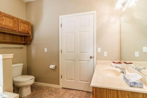 Branson Condo at Stonebridge Golf Resort with Pool and Wi-Fi close to Silver Dollar City and 76 Branson Condo at Stonebridge Golf Resort with Pool and Wi-Fi close to Silver Dollar City and 76