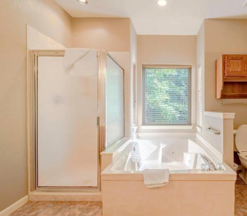 Branson Condo at Stonebridge Golf Resort with Pool and Wi-Fi close to Silver Dollar City and 76 Branson Condo at Stonebridge Golf Resort with Pool and Wi-Fi close to Silver Dollar City and 76