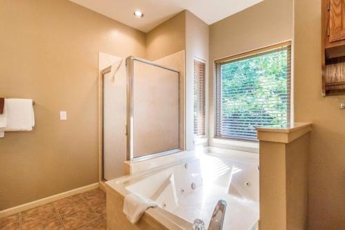 Branson Condo at Stonebridge Golf Resort with Pool and Wi-Fi close to Silver Dollar City and 76 Branson Condo at Stonebridge Golf Resort with Pool and Wi-Fi close to Silver Dollar City and 76