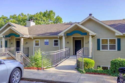 Branson Condo at Stonebridge Golf Resort with Pool and Wi-Fi close to Silver Dollar City and 76 Branson Condo at Stonebridge Golf Resort with Pool and Wi-Fi close to Silver Dollar City and 76