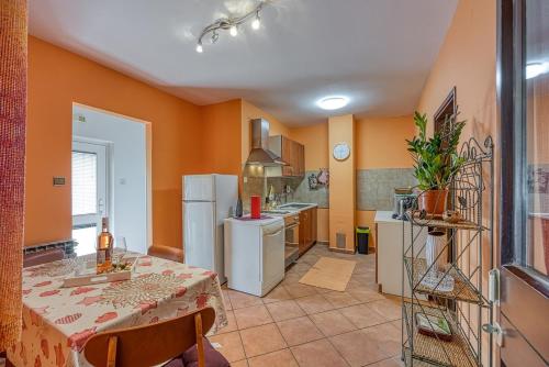 One-Bedroom Apartment image 9