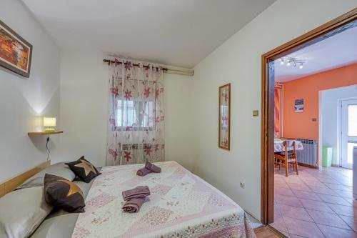 One-Bedroom Apartment image 5