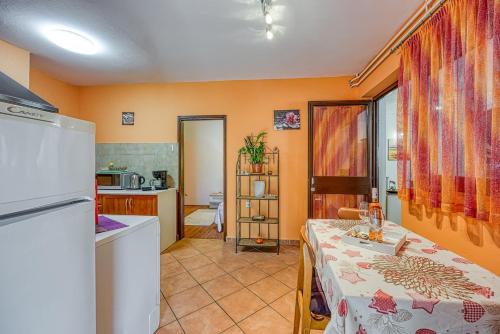 One-Bedroom Apartment image 3