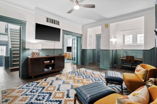 Luxury Living: Grand 7BR/5BA near Everything in Tower Grove, USA