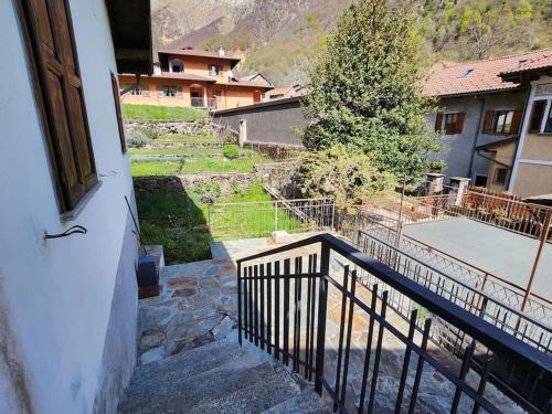 陽台/露台, Casa vacanza a Forno di Valstrona con terrazzo e giardino in 瓦爾斯特羅納 