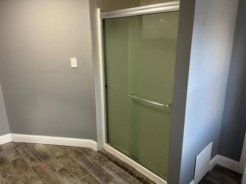No-frills 3BR with 2-car Parking in Philadelphia, USA