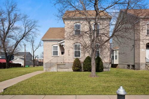 Modern Escape: 5BR/2.5BA Near St. Louis Must-Sees in Saint Louis, USA
