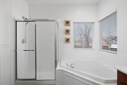 Modern Escape: 5BR/2.5BA Near St. Louis Must-Sees in Saint Louis, USA