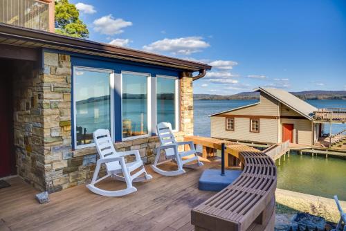 Luxurious Lakefront Paradise in Scottsboro with Dock