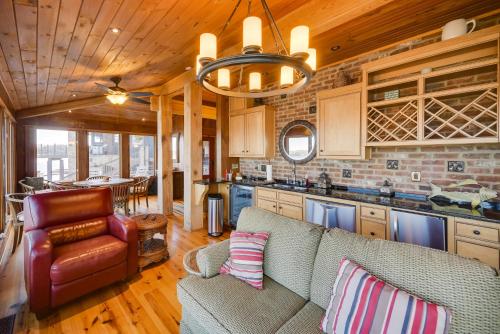 Luxurious Lakefront Paradise in Scottsboro w/ Dock in 崗特斯維爾 (AL)