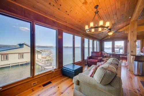 Luxurious Lakefront Paradise in Scottsboro w/ Dock in 崗特斯維爾 (AL)