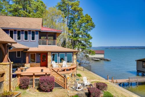 Luxurious Lakefront Paradise in Scottsboro w/ Dock in 崗特斯維爾 (AL)