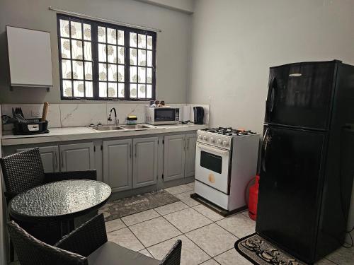 2br Apt in St Helena - 6mins from the airport Perfect for short and long stays in เพียร์โก