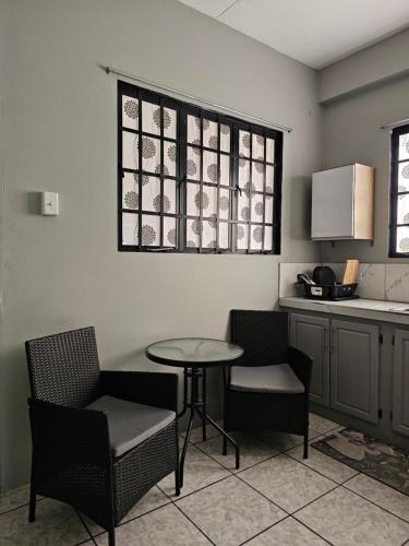 2br Apt in St Helena - 6mins from the airport Perfect for short and long stays in เพียร์โก