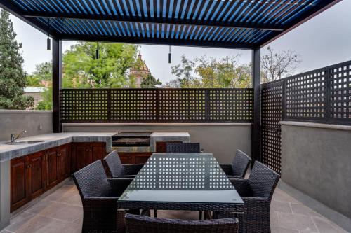 Casa Quebrada, New 3BR Modern Home in Centro