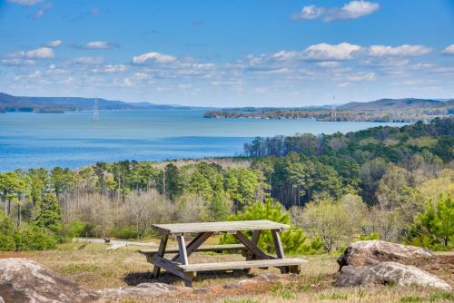 Peaceful Guntersville Cabin Fire Pit, Near Lake!