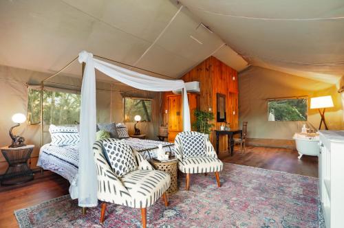 Hill Country Safari Tent and Recreational Pavilion and Cowboy Pool! in Dripping Springs, USA