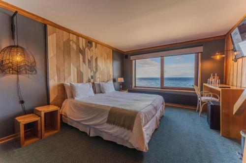 1 queen bed, 4 twin beds