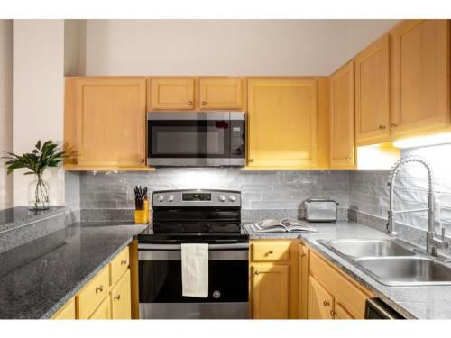 BOLD 2BR 2BA in the Block Apartment! - image 6