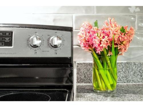 BOLD 2BR 2BA in the Block Apartment! - image 12