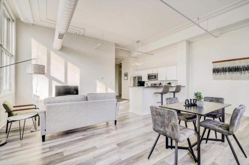 CozySuites - 2BR with Direct Skybridge Access #4 - Tap to explore photos